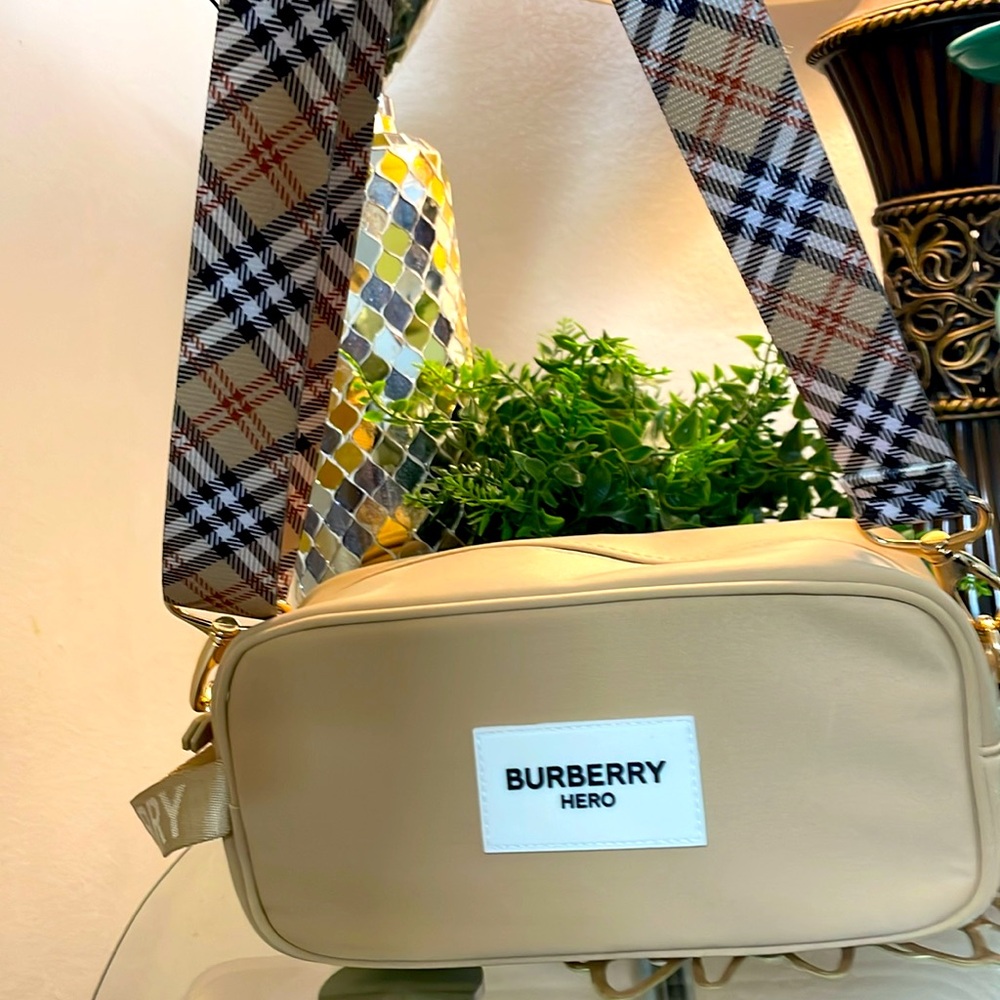 Burberry - Picture 5 of 16
